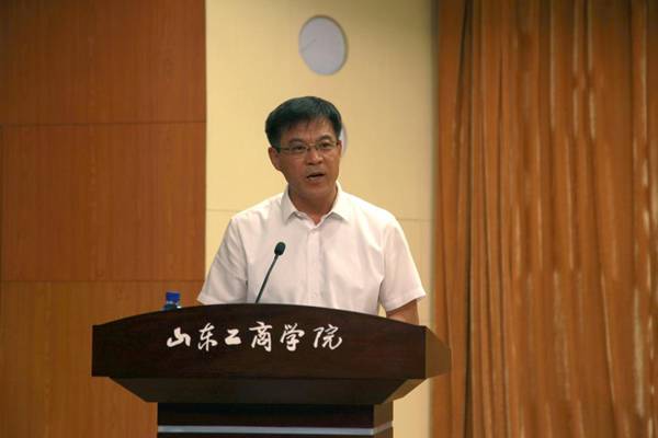 院长杨同毅在2019级硕士研究生开学典礼上讲话。